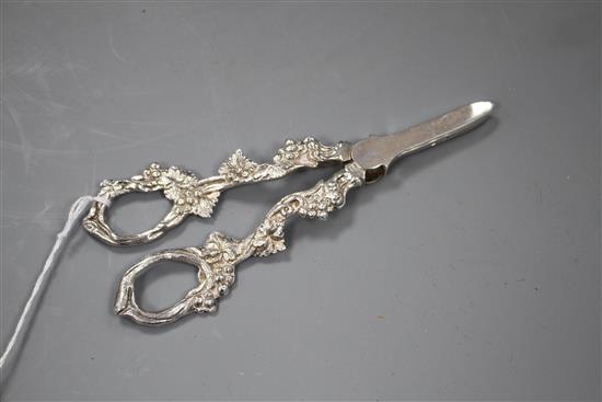 A modern pair of silver grape shears, with fruiting vine handles, P.H. Vogel & Co, Birmingham, 1976, 16.4cm, 3.5 oz.